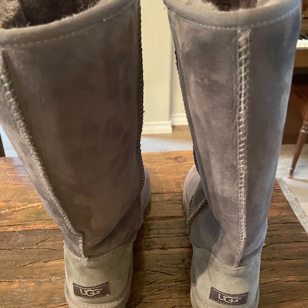 UGG Women’s Tall Boots
Size 9 M
Color Gray - Picture 3 of 6
